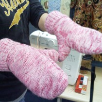 How to turn sweaters into mittens